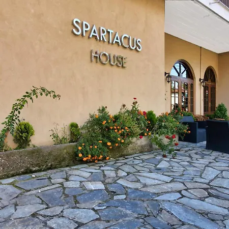 فندق Spartacus House