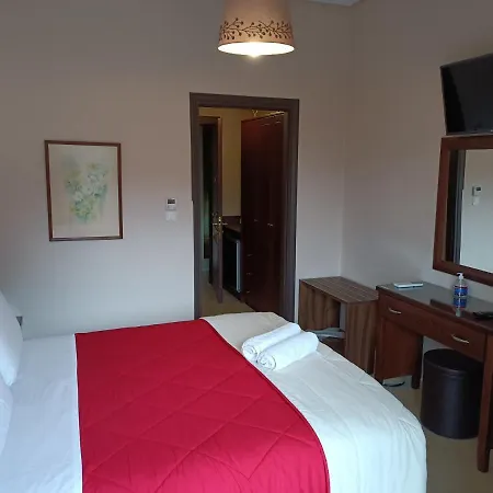 فندق Spartacus House 3*