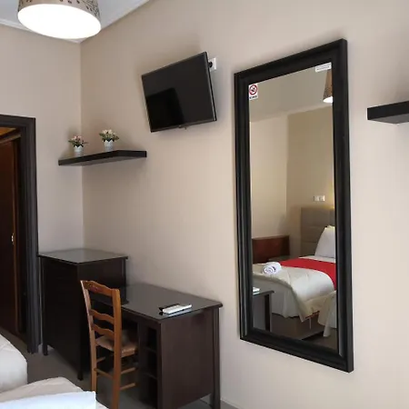 فندق Spartacus House 3*