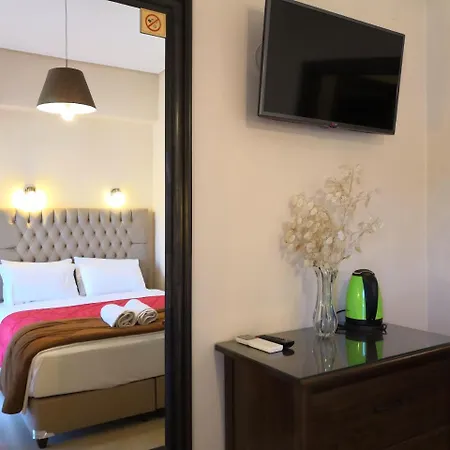 Spartacus House Hotell 3*